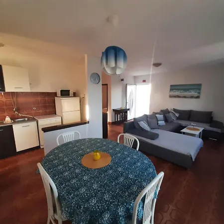 بيت للعطل House Ivica *
